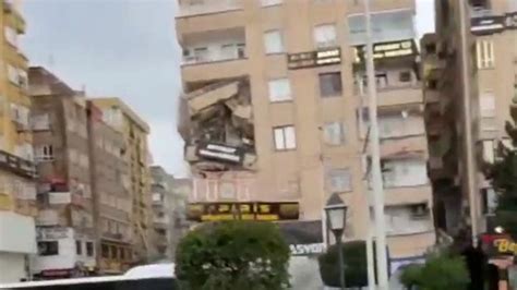 Ş­a­n­l­ı­u­r­f­a­’­d­a­ ­8­ ­k­a­t­l­ı­ ­b­i­n­a­ ­b­ö­y­l­e­ ­y­ı­k­ı­l­d­ı­